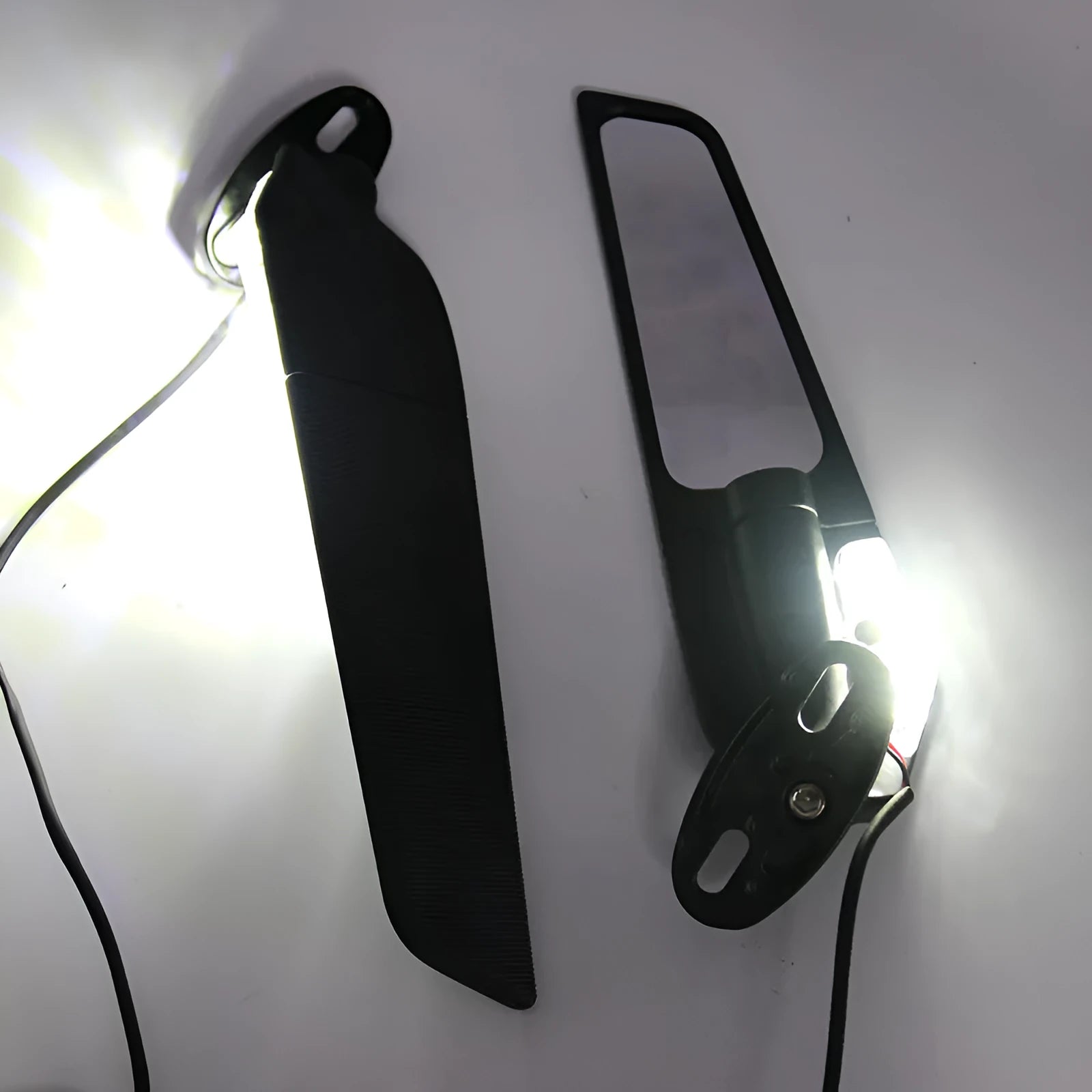SH-620-5 motorcycle rearview mirror reflector with integrated yellow light, showing aluminium alloy body and convex glass lens