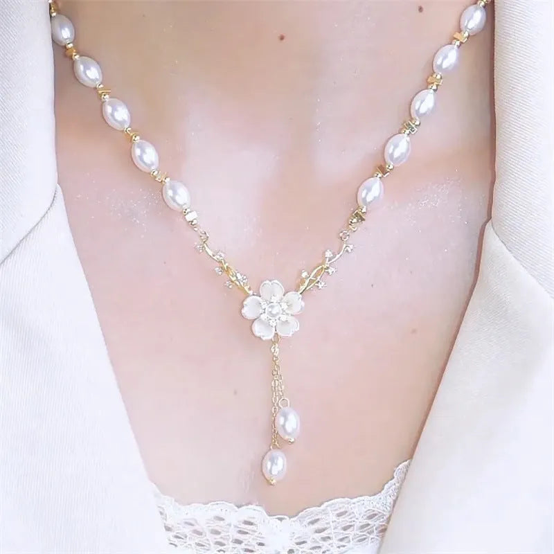 Women's alloy pearl flower necklace with rose pendant and floral design elements