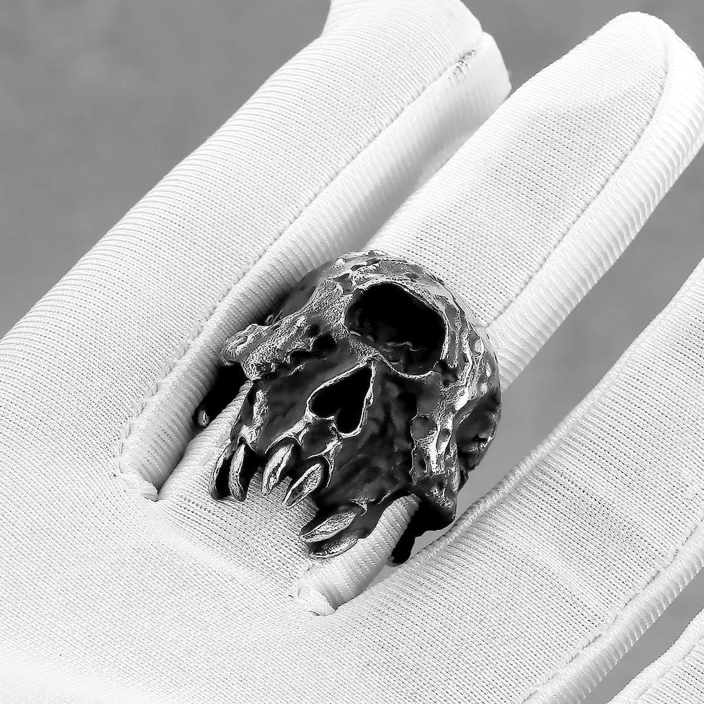 Alloy finger ring with one-eyed skull motif in retro punk style, showing electroplated metallic finish.