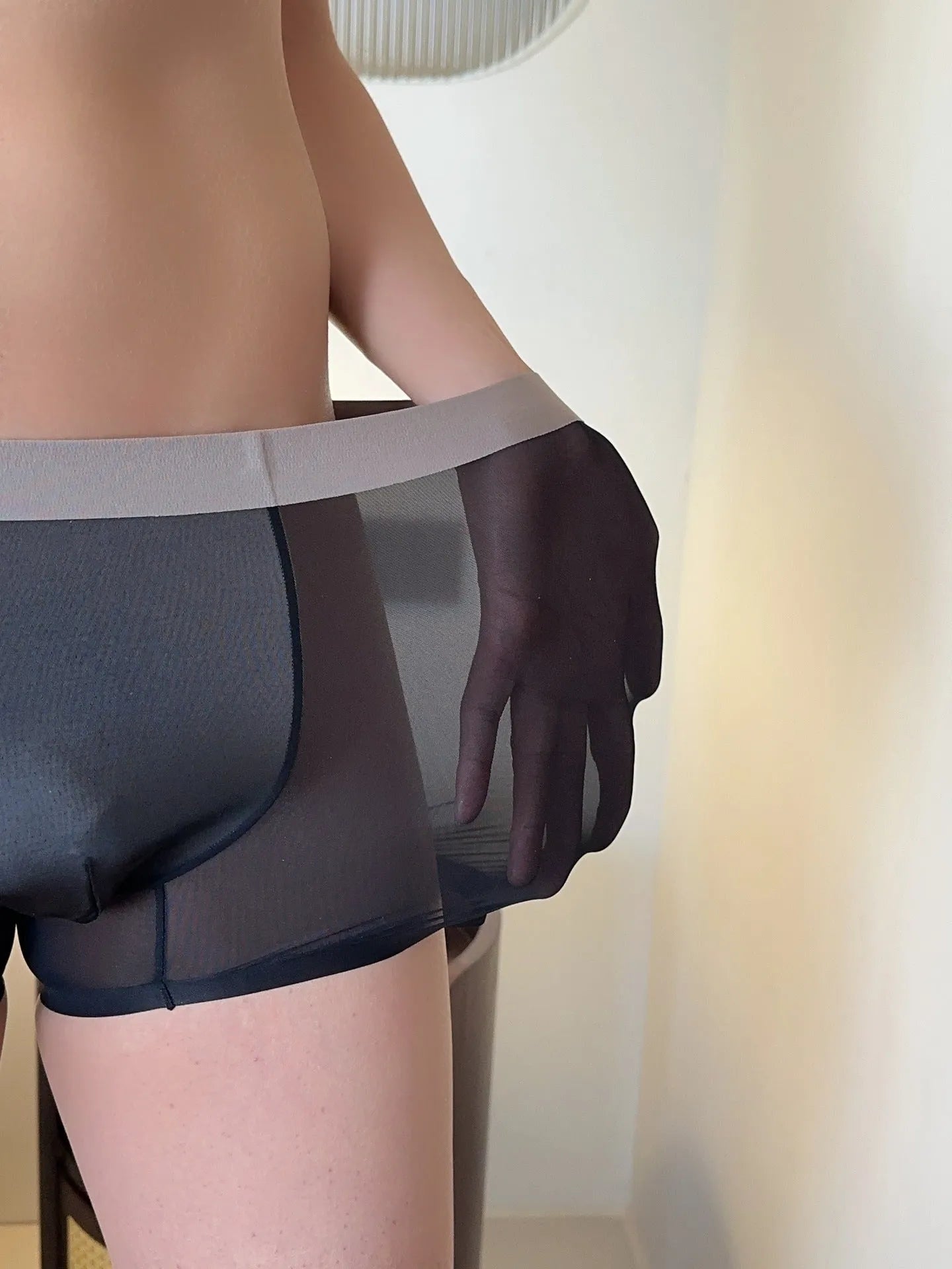 Ultra-thin seamless men's boxers in ice silk nylon with honeycomb crotch design