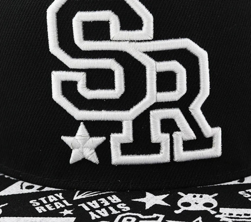 Letter-embroidered cotton baseball hat with adjustable strap in black and white colour options