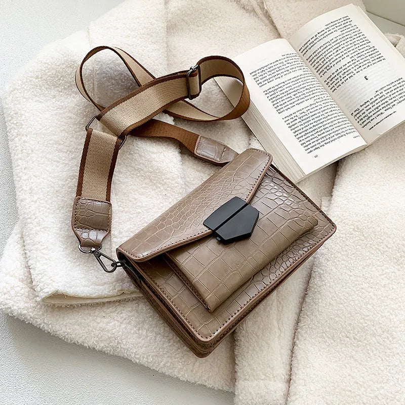 Vintage-style crossbody bag in PU leather with dimensions 20cm x 14cm x 7cm
