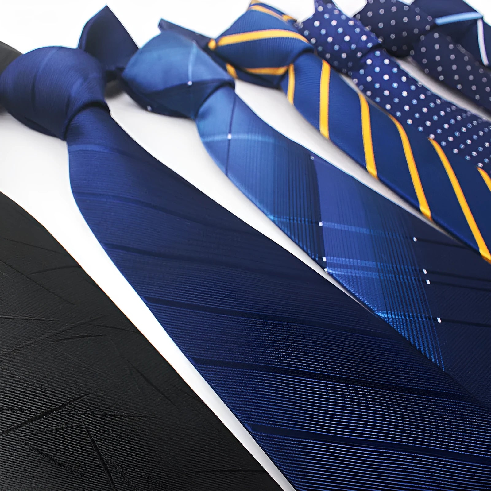 Men's red, black, and blue striped jacquard tie with an arrow shape and 8cm width.