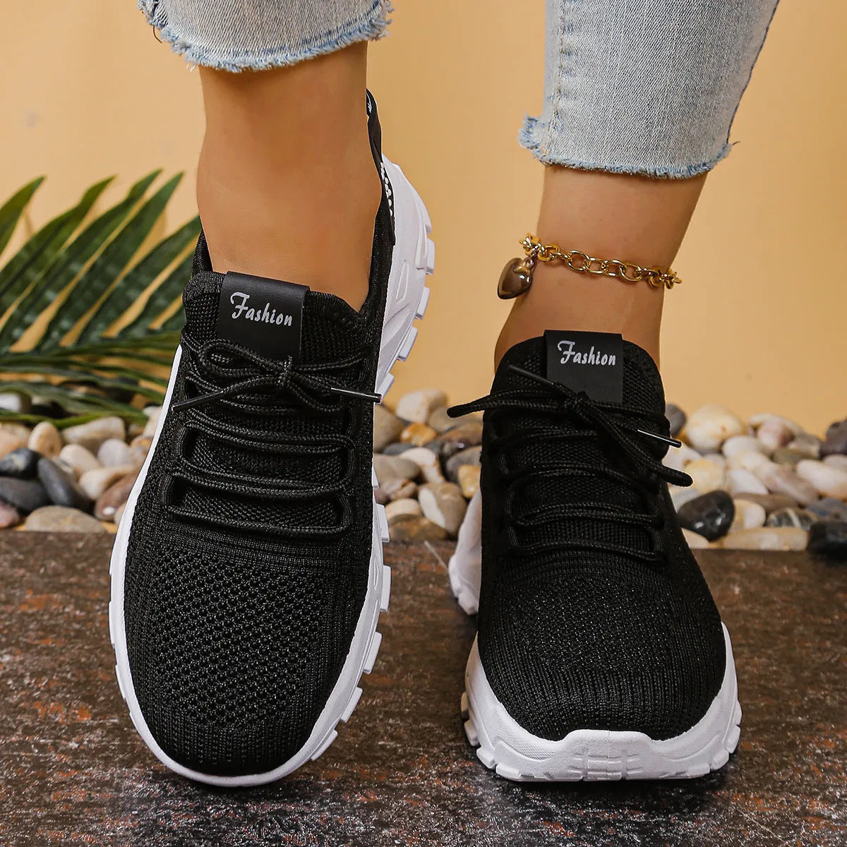 Women's low-top flyknit mesh sports shoes with injection moulded soles in various colours
