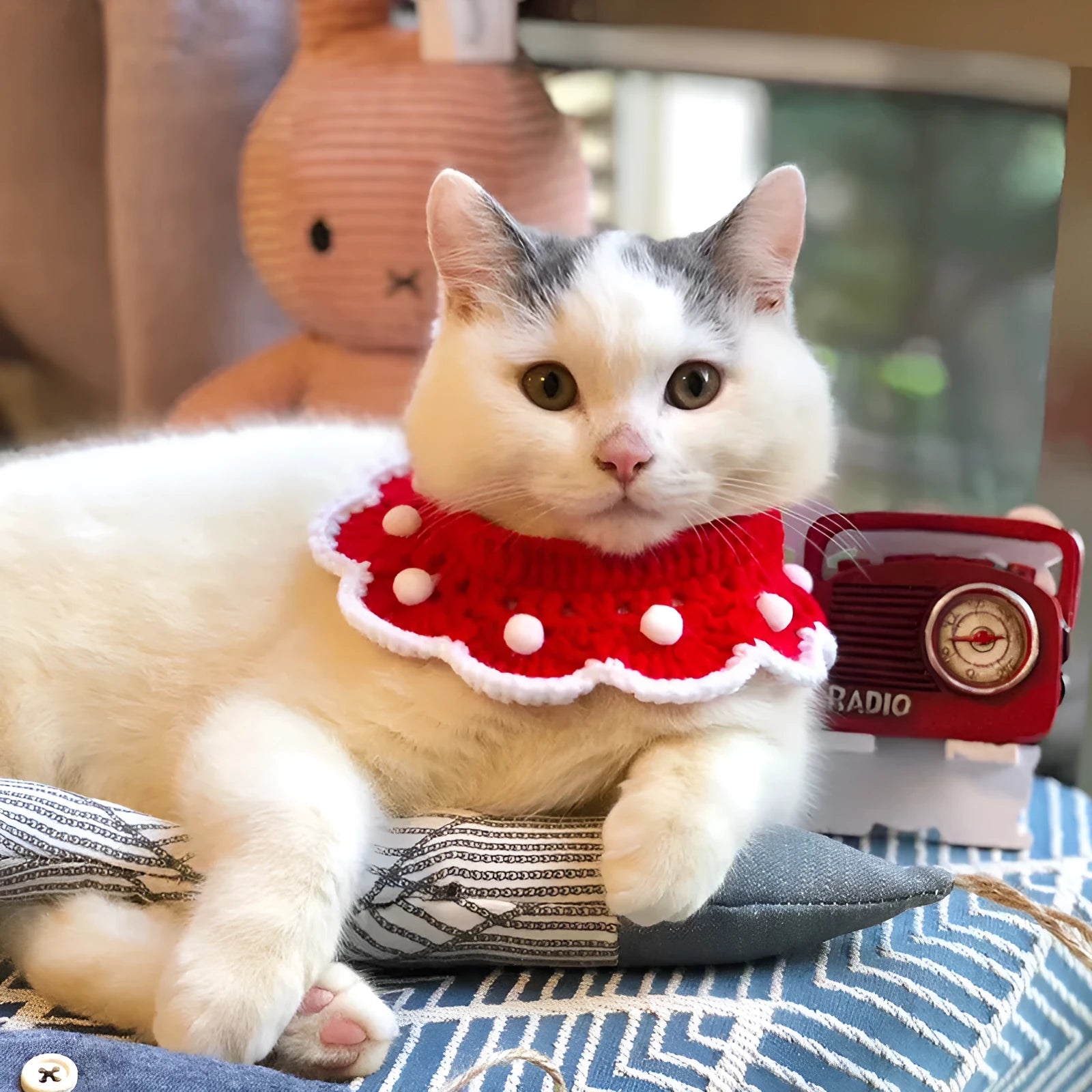 Handmade knitted pet collar in milk cotton with a cartoon pattern, shown in multiple sizes for cats, dogs, and rabbits.