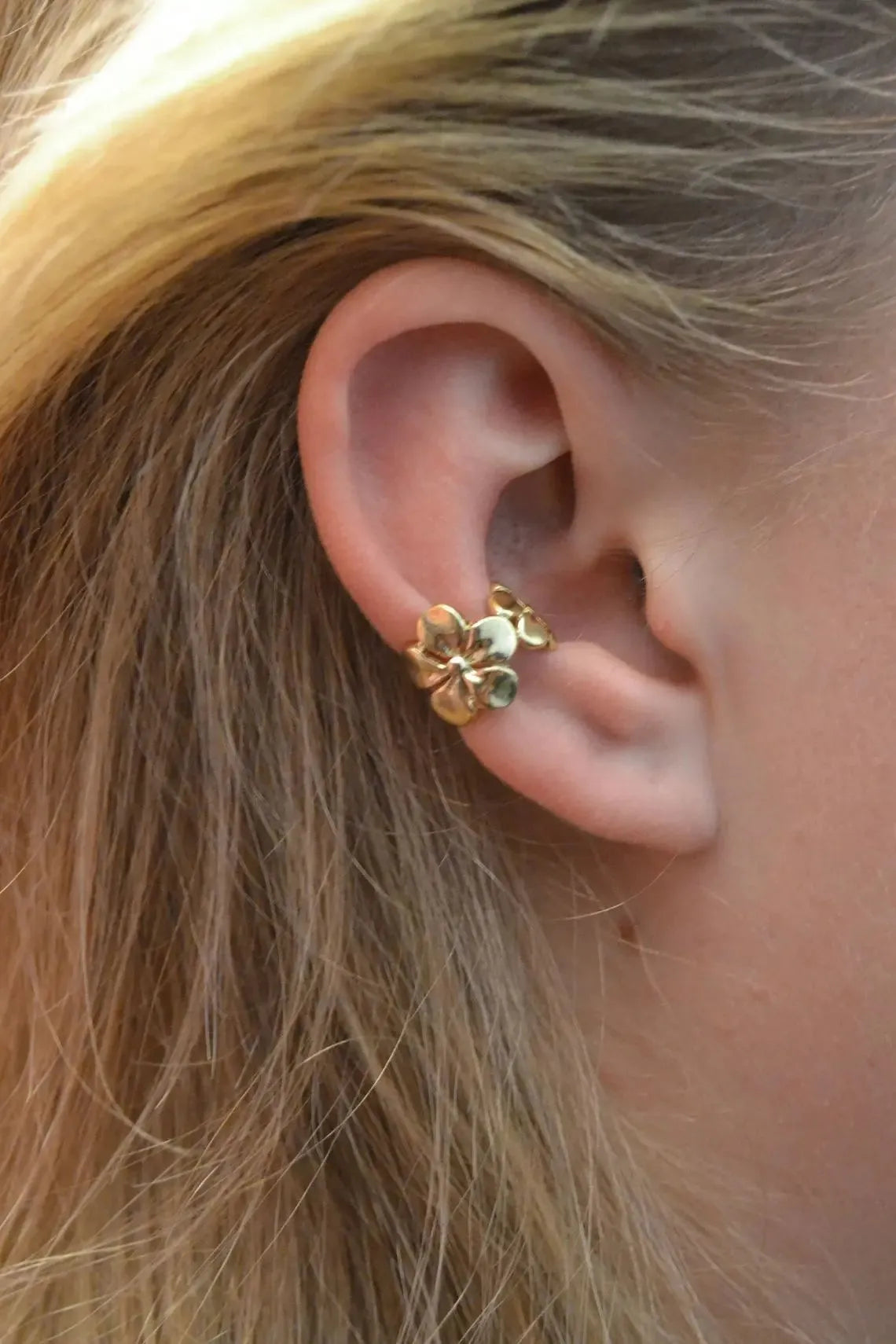 Gold starfish and conch design alloy earrings for women with electroplated finish