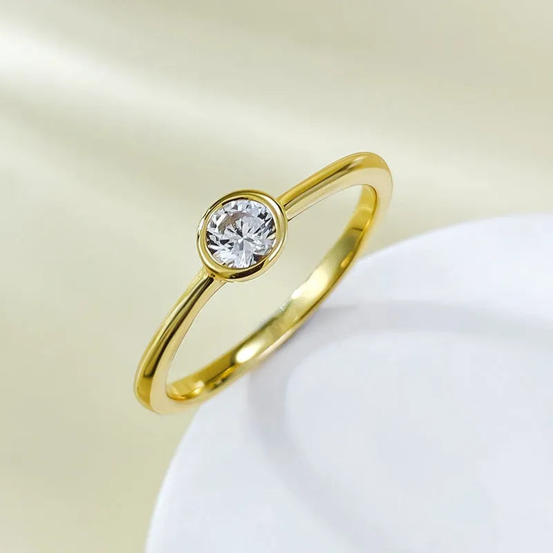 Minimalist silver ring with crown shape and linear design in R962 gold or platinum finish.