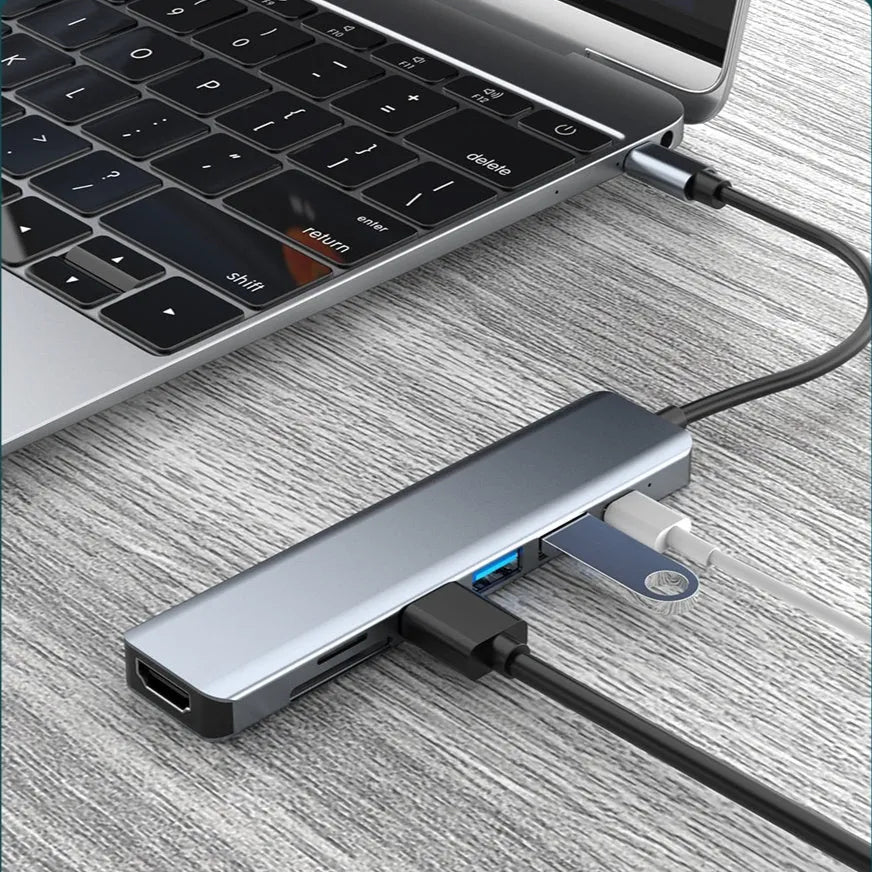 Seven-port USB-C expander with 0.145 metre cable for computer and docking station connectivity