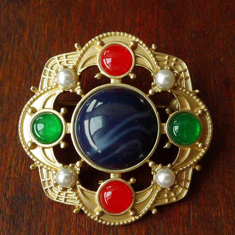 Retro court brooch in zinc alloy with baroque styling and diamond shape in eight size variations