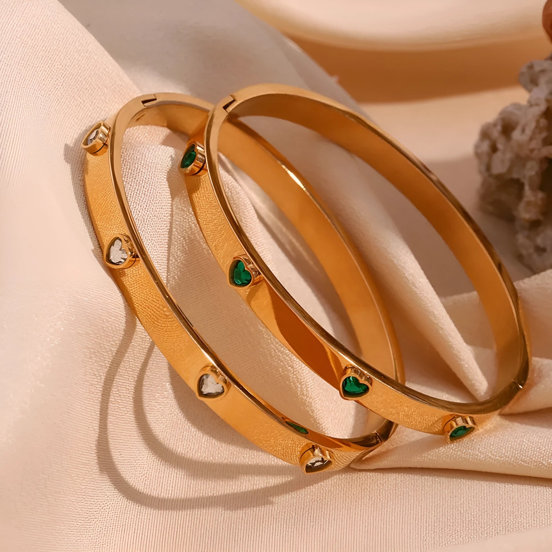 Stainless steel bracelet with micro-inlaid peach heart design in green or white diamond colour options