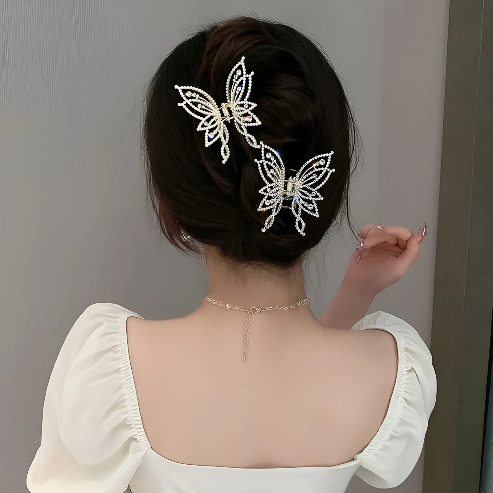 Butterfly-shaped hair clip with pearl or rhinestone decoration on alloy base
