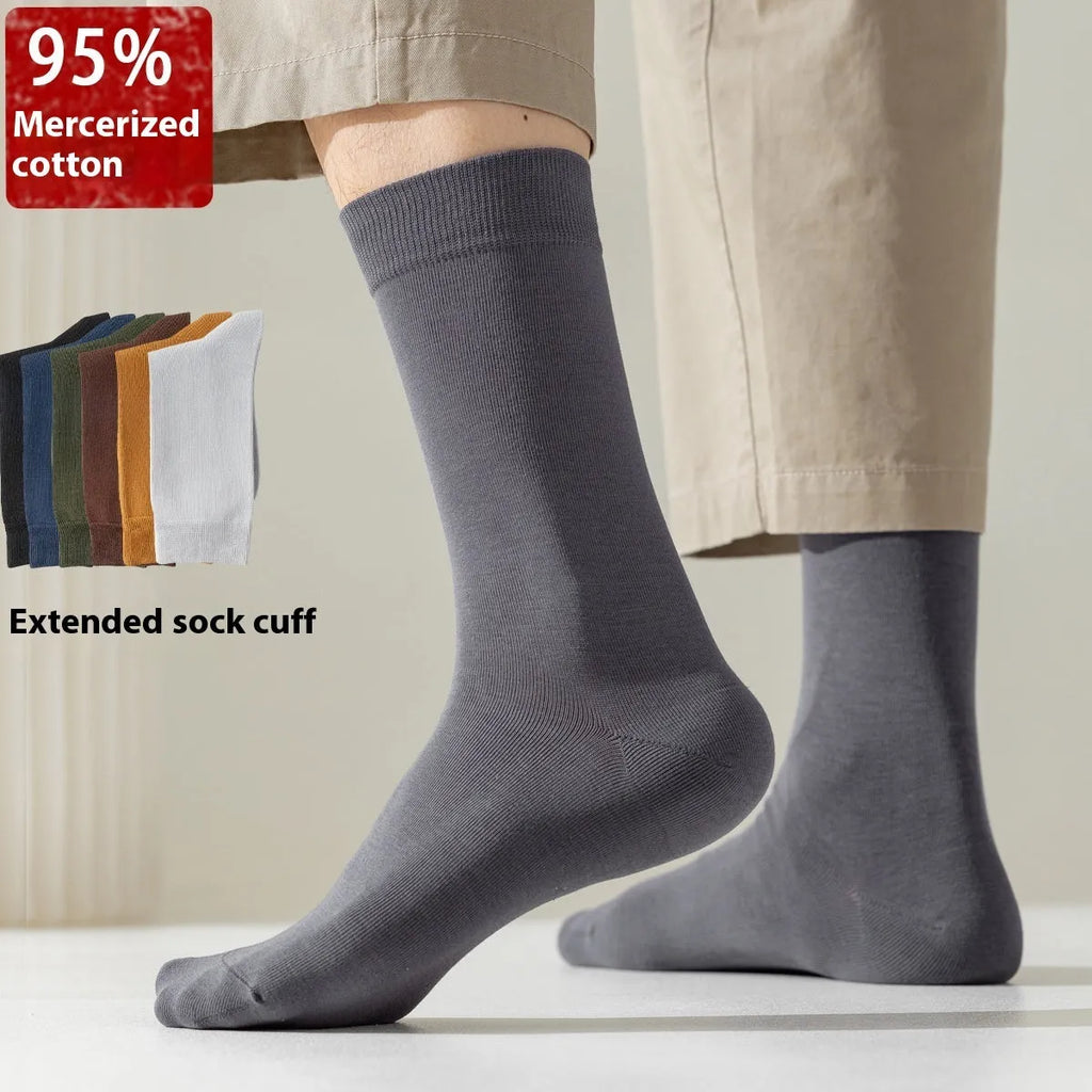 Solid colour mid-calf men's business socks in combed cotton on a white background.