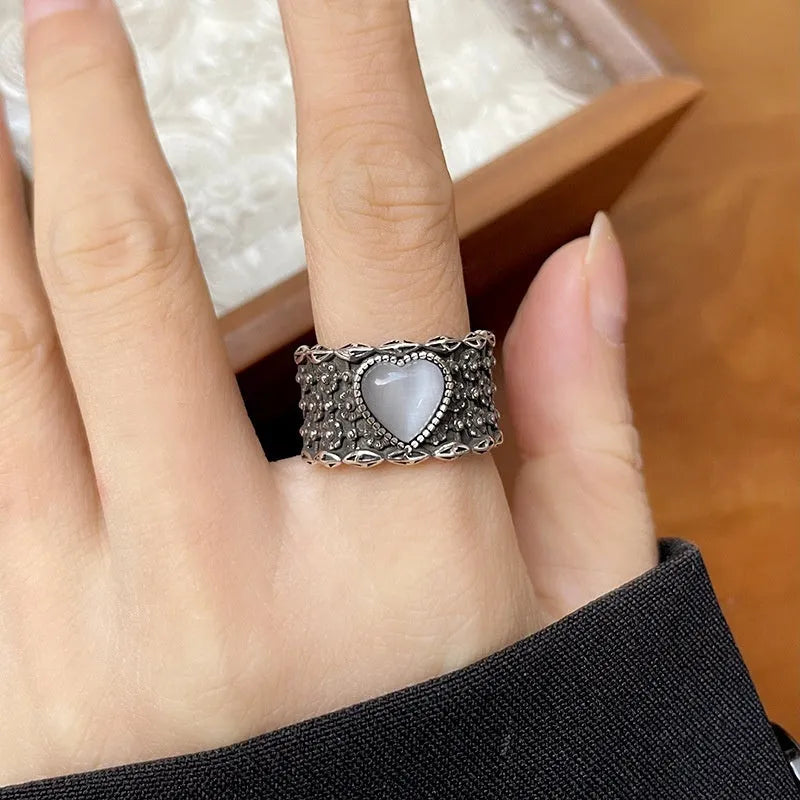 Retro adjustable heart-shaped ring with openwork design in white or green colours