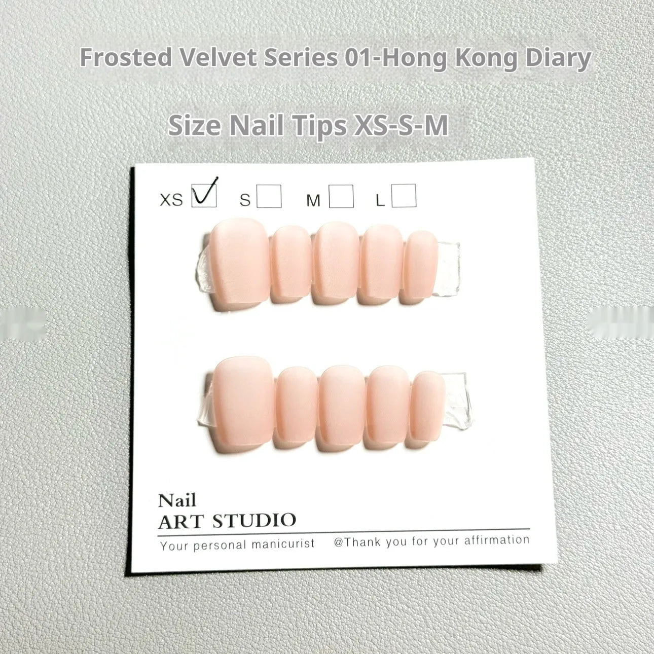 Set of frosted velvet Cat's Eye false nails with Aurora effect on a hand, showing short ladder XS, S, and M sizes.