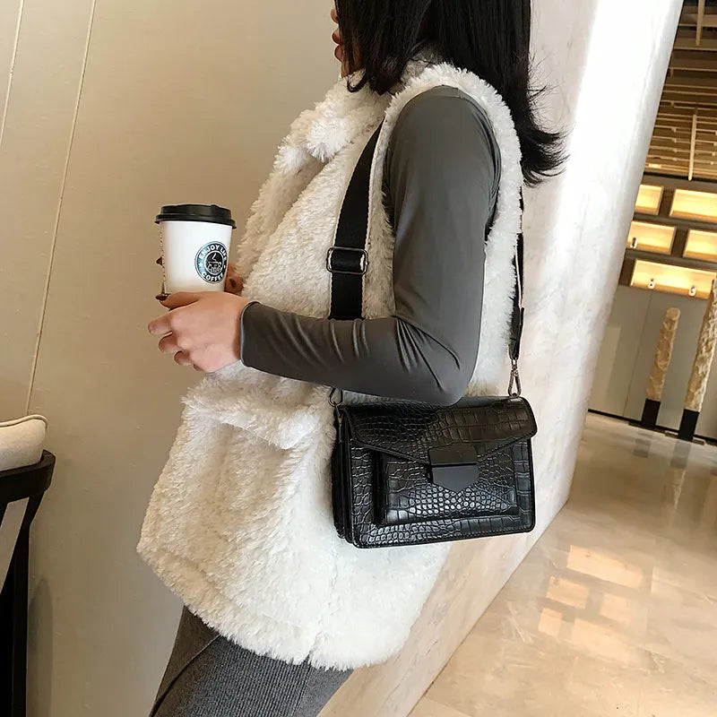 Vintage-style crossbody bag in PU leather with dimensions 20cm x 14cm x 7cm
