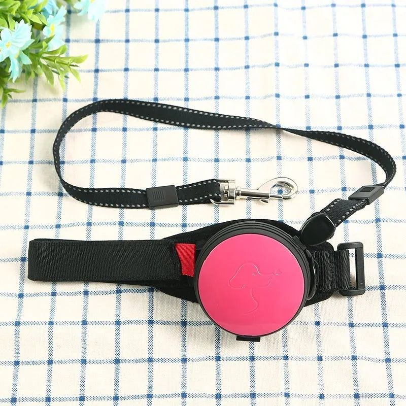 Automatic retractable dog leash extended to 3 metres with locking button on handle