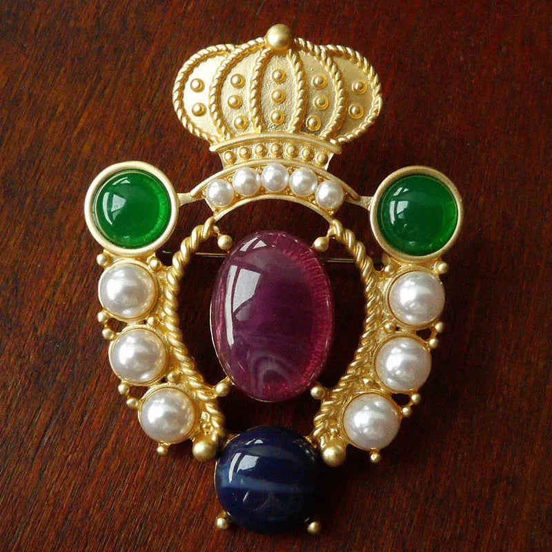 Retro court brooch in zinc alloy with baroque styling and diamond shape in eight size variations