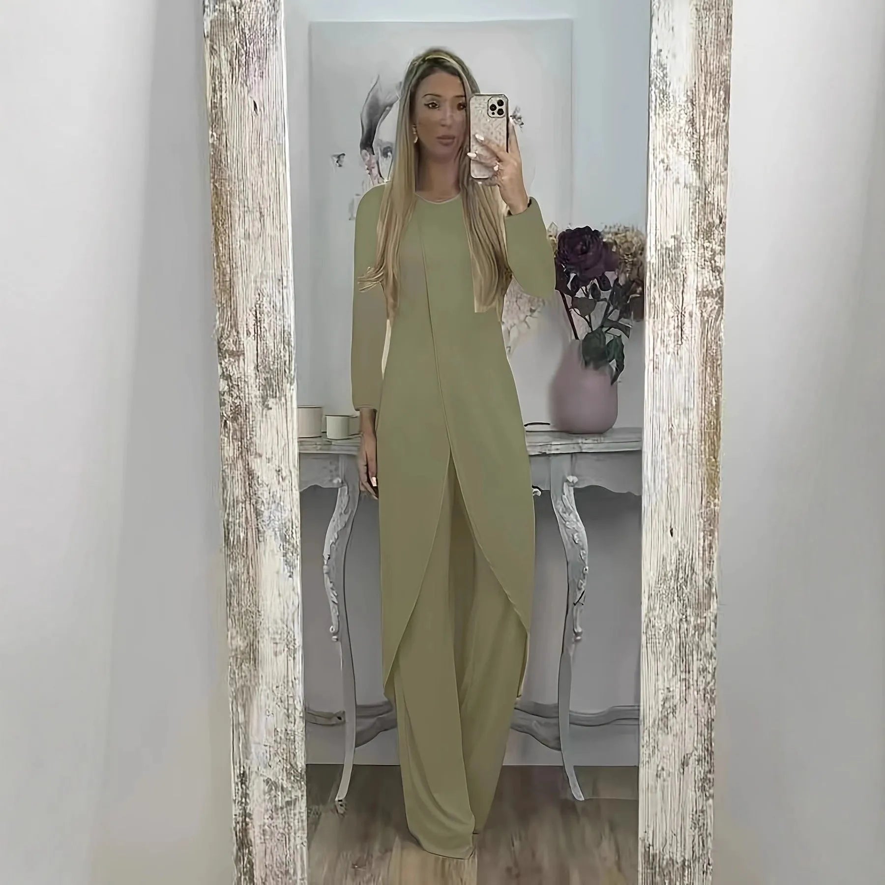 Casual long sleeve two-piece lounge set with round neck and matching trousers in polyester fabric