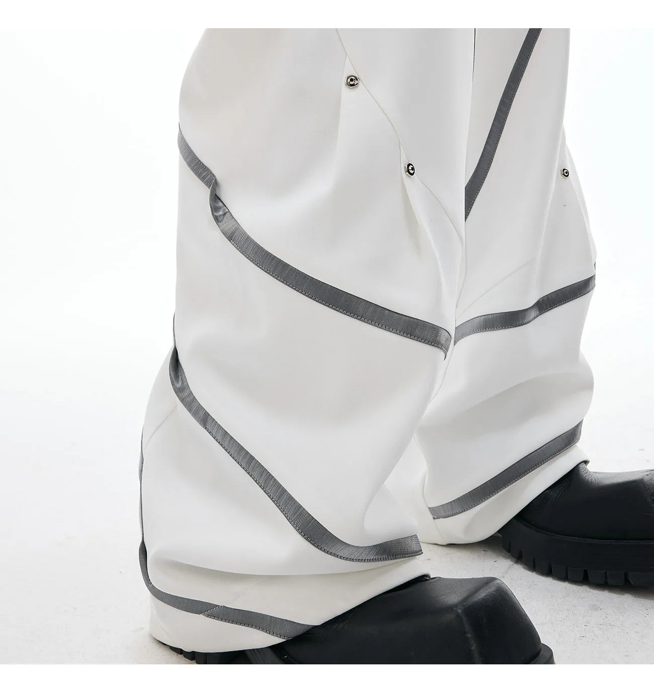 Men's three-dimensional cutting trousers with metal striped rivet pleats in black bottom colour