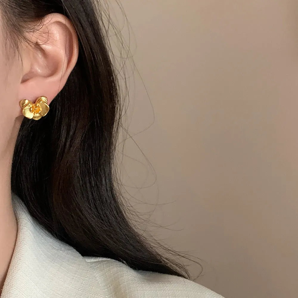 Retro flower fashion earrings for women in gold or silver colour with detailed petal design