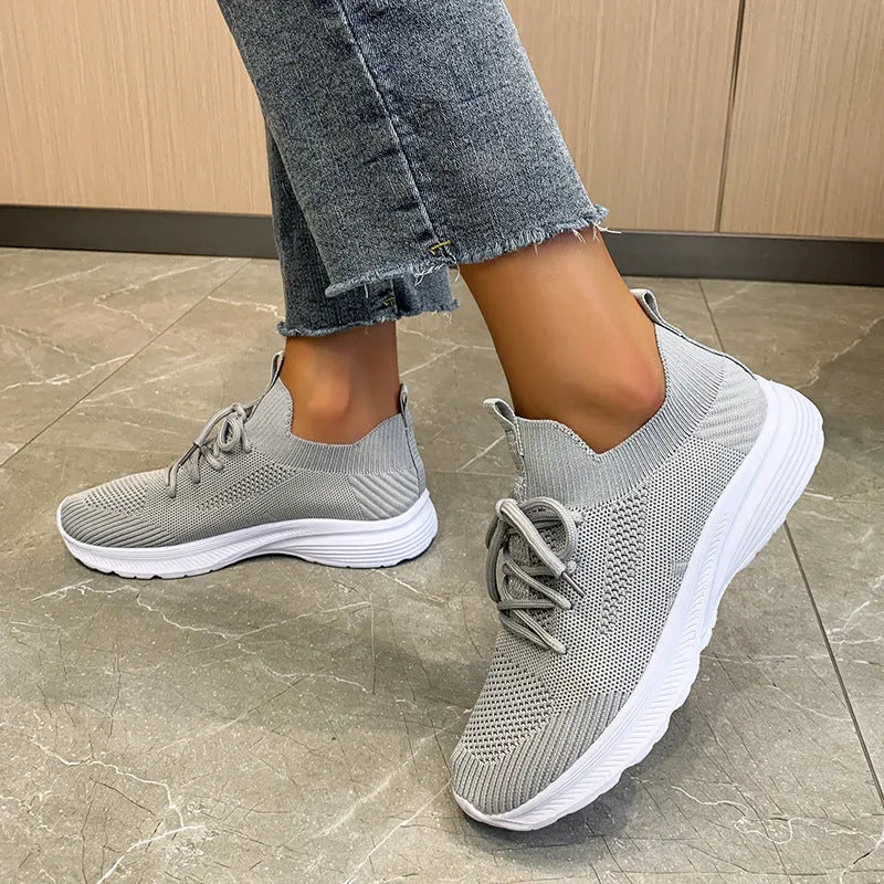 Women's mesh running shoes in Creamy White with Flyknit upper and low-top design