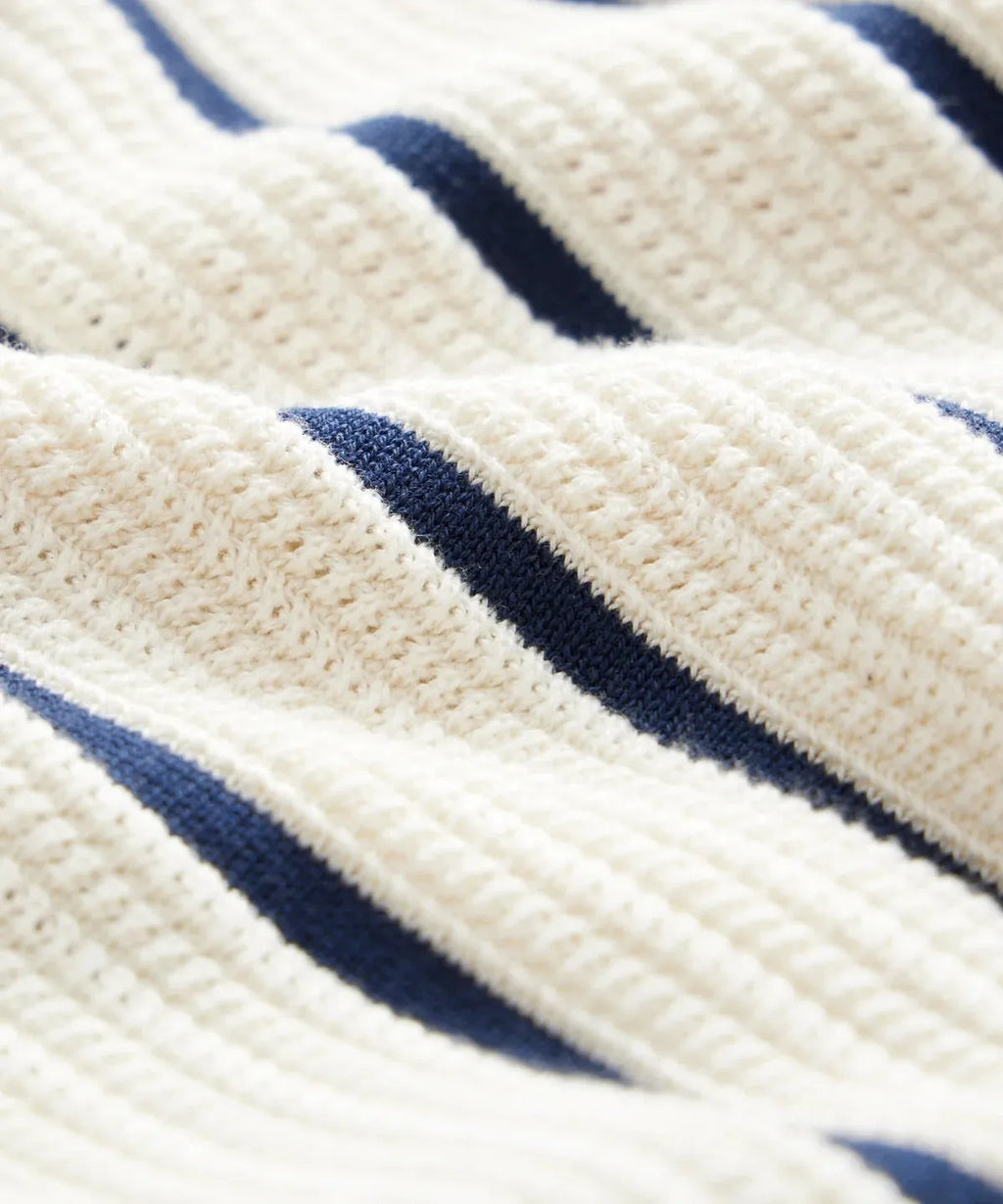 Men's white knitted short sleeve shirt with asymmetric lapel design in British style