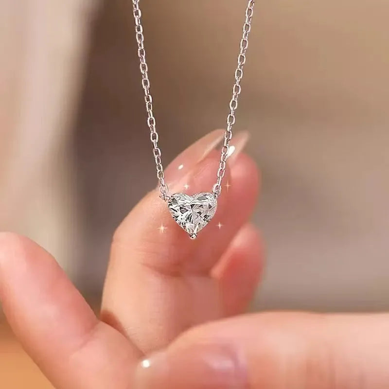 Women's simple refined grace necklace with heart-shaped pendant in silver colour