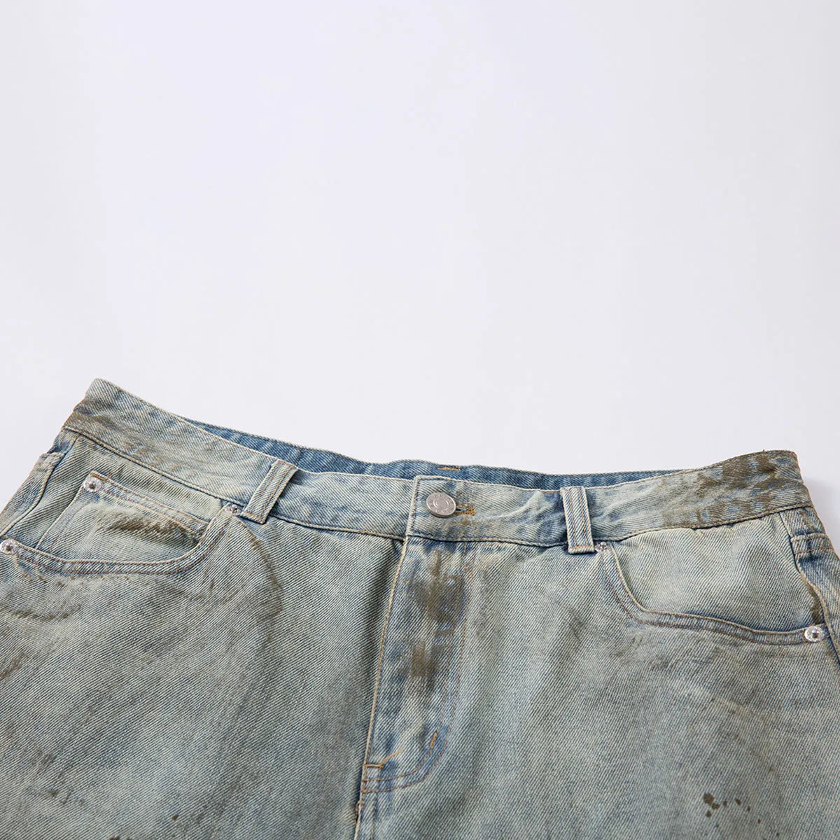 Blue cropped denim pants with straight-leg cut and zipper fly opening in street fashion style