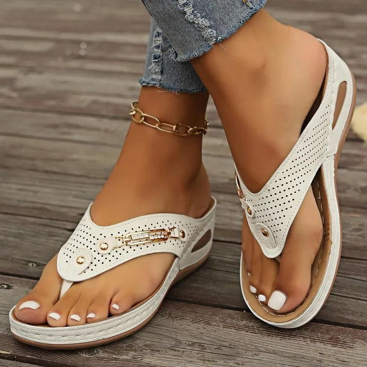 Women's retro style flip-flop sandals in light brown with a herringbone pattern footbed.