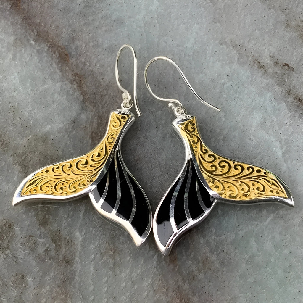 Women's retro-style fishtail earrings with a whale decoration in white gold colour