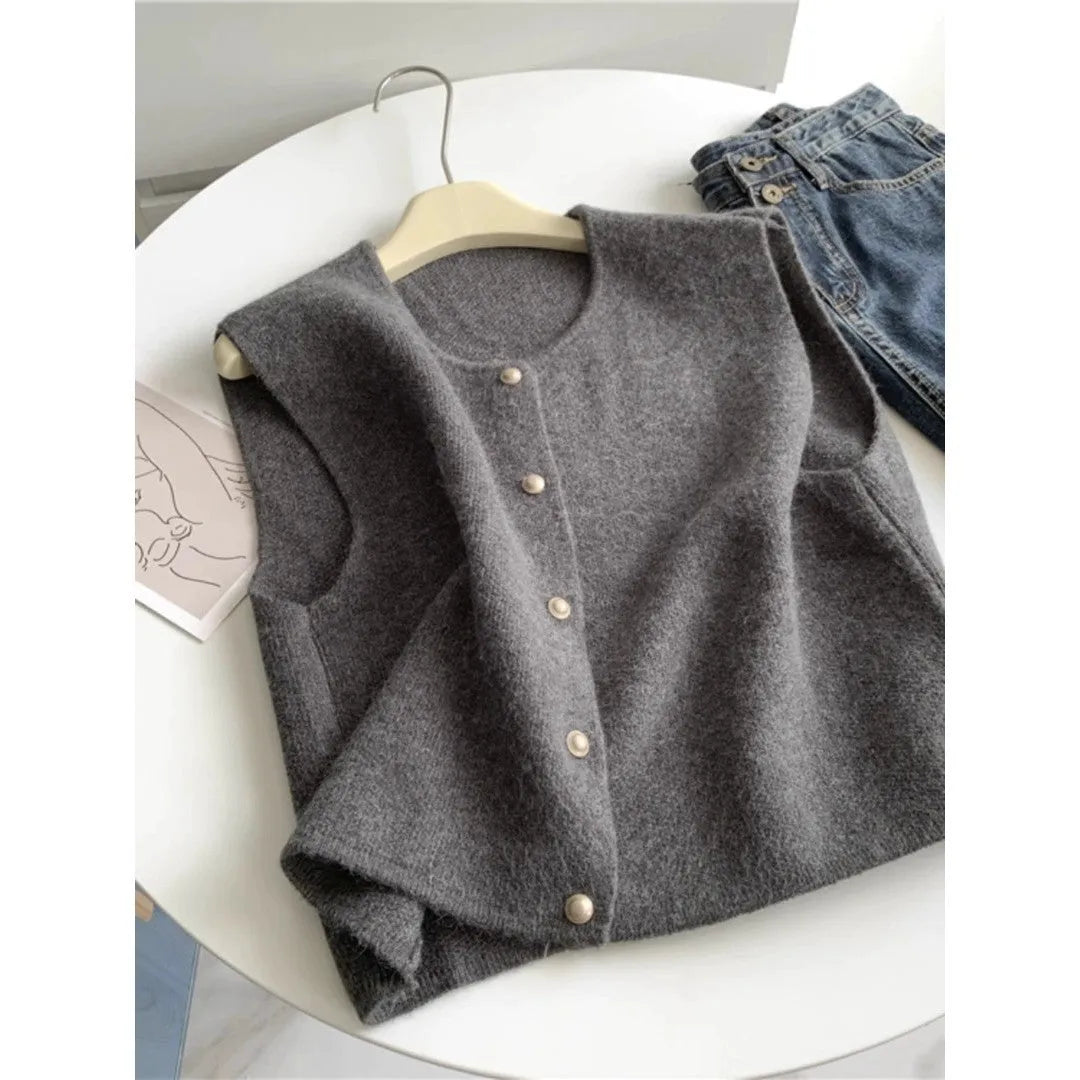 Thin casual pullover top in six colours with half sleeves, sized by weight for commute wear.