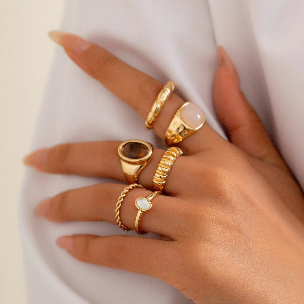 Six geometric alloy rings in light gold finish for women