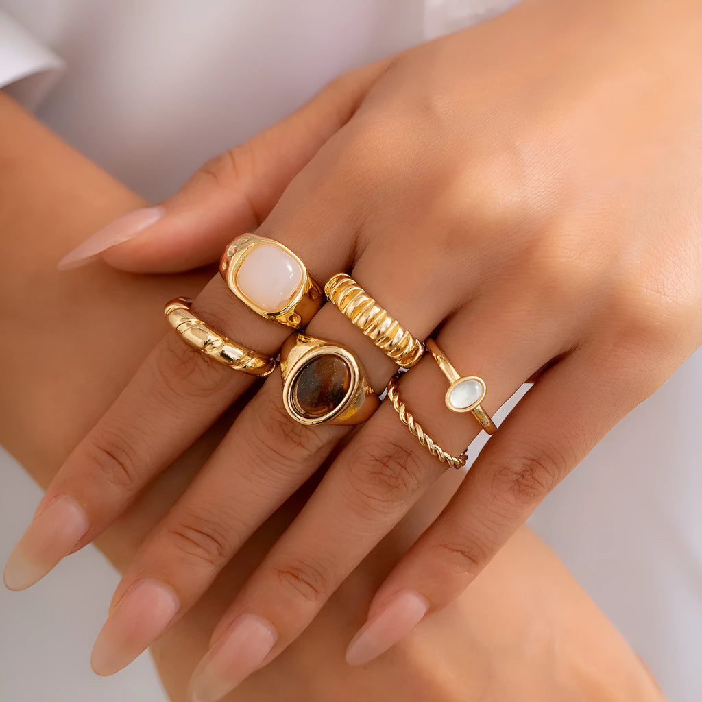 Six geometric alloy rings in light gold finish for women