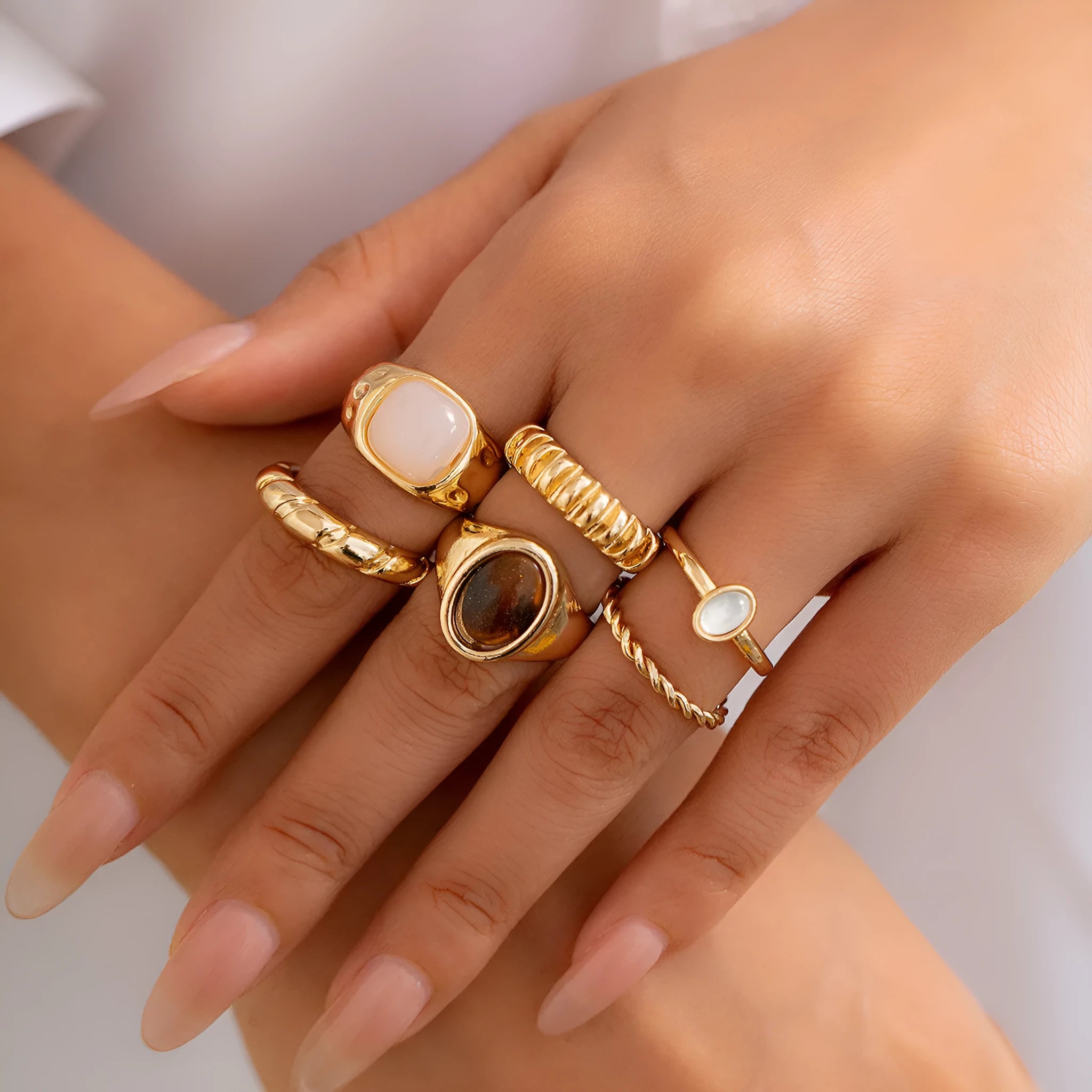 Six geometric alloy rings in light gold finish for women