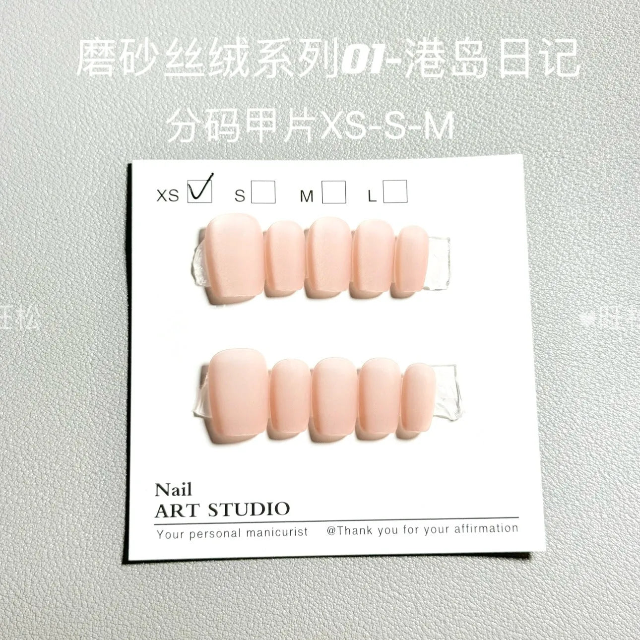 Set of frosted velvet Cat's Eye false nails with Aurora effect on a hand, showing short ladder XS, S, and M sizes.