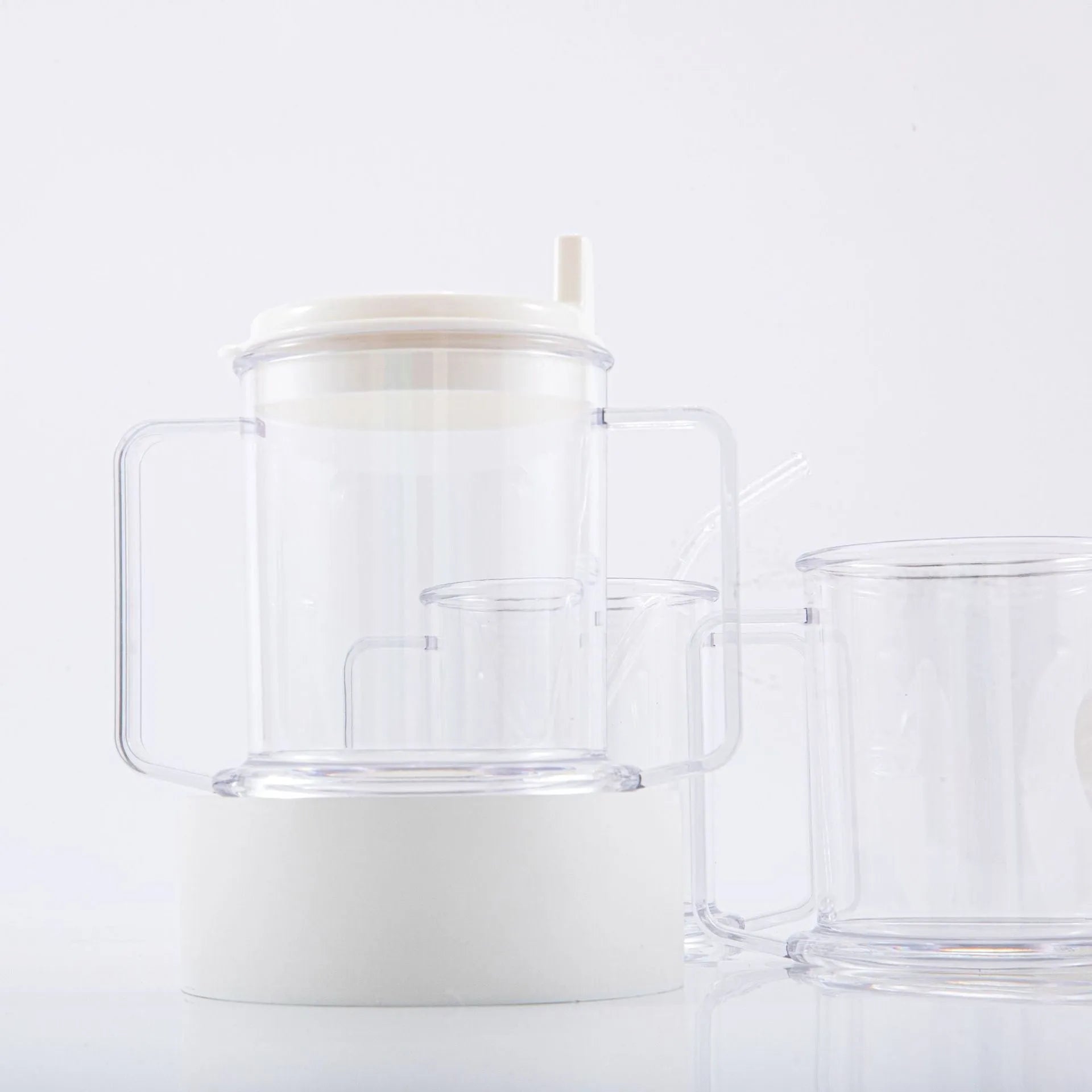 Transparent spill-proof drinking cup made of PP plastic, 14cm tall.