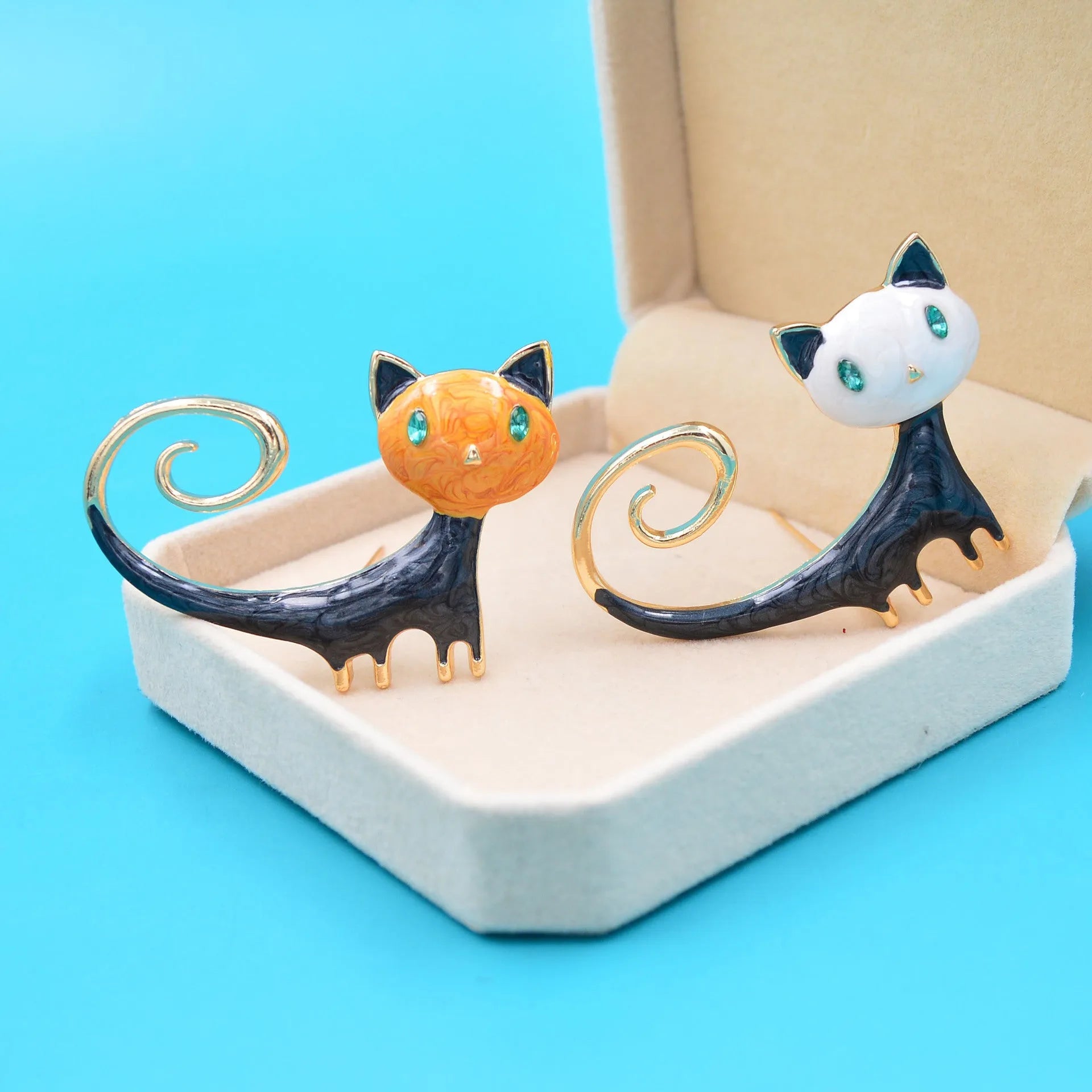 Personalised painted tailing up kitty brooch in white or orange colour, alloy cat jewellery