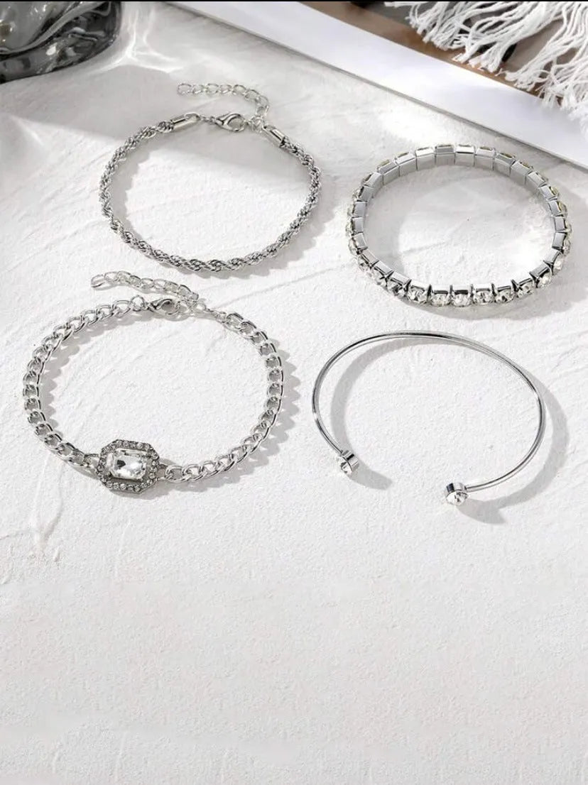 Women's retro-style alloy jewellery set with square diamond charms and chain links in gold or silver.