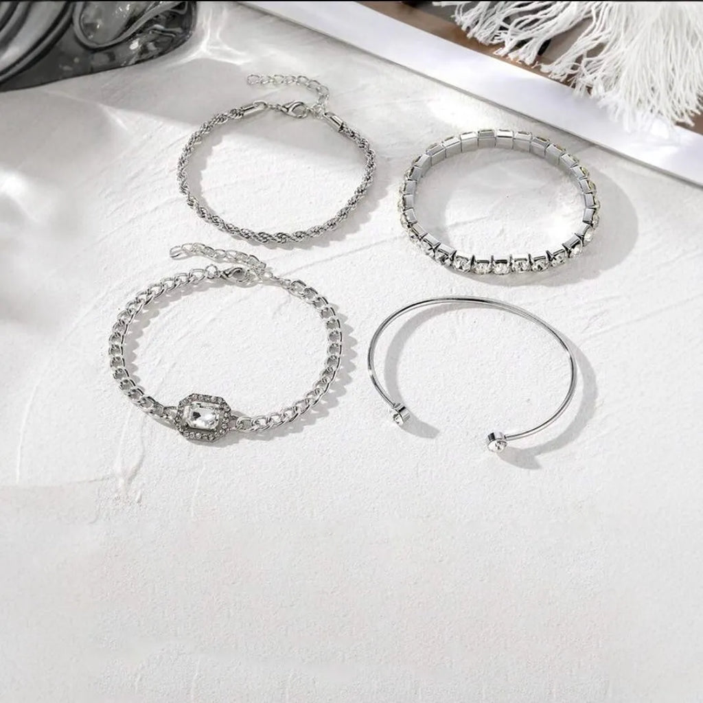 Women's retro-style alloy jewellery set with square diamond charms and chain links in gold or silver.