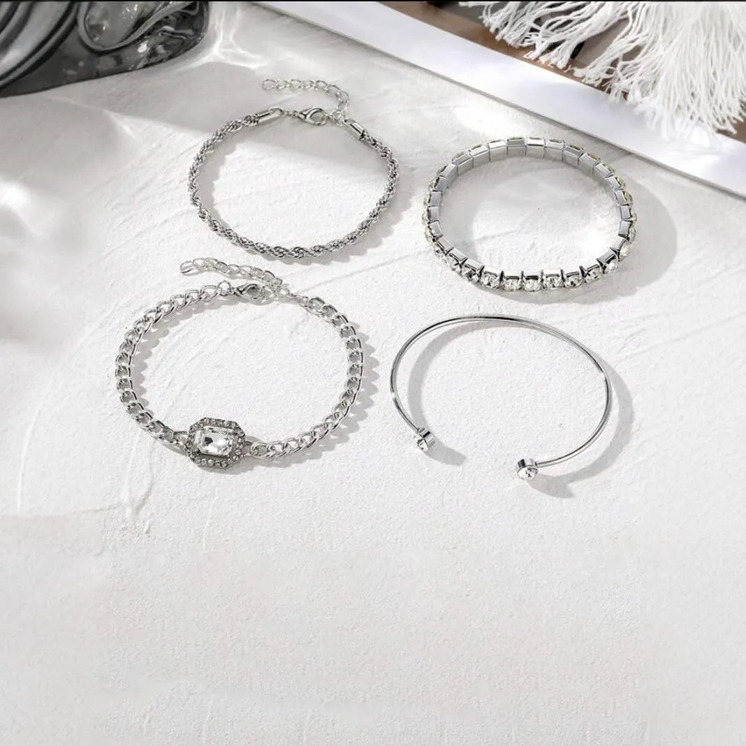 Women's retro-style alloy jewellery set with square diamond charms and chain links in gold or silver.