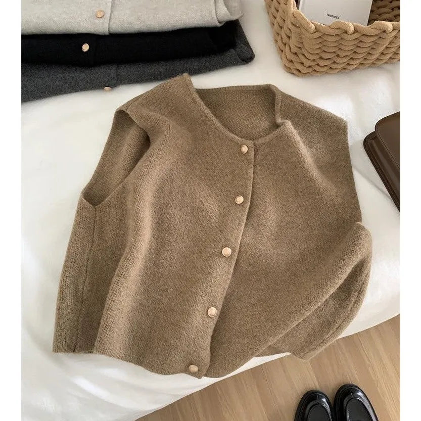 Thin casual pullover top in six colours with half sleeves, sized by weight for commute wear.