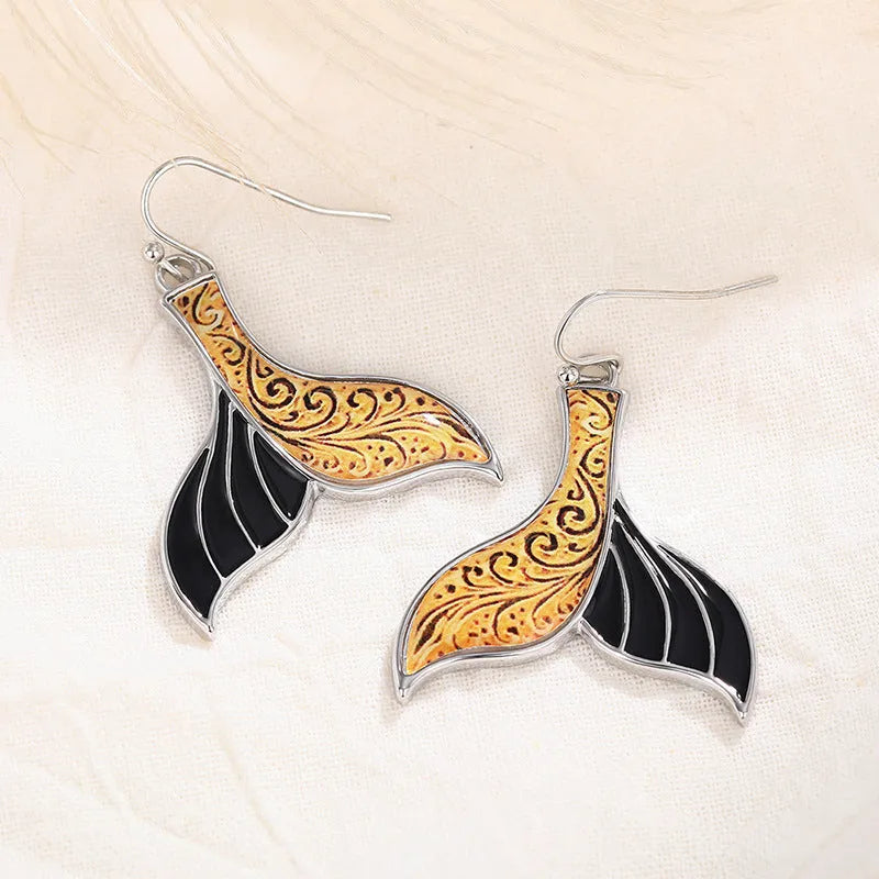 Women's retro-style fishtail earrings with a whale decoration in white gold colour