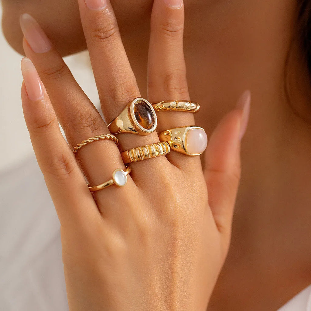 Six geometric alloy rings in light gold finish for women
