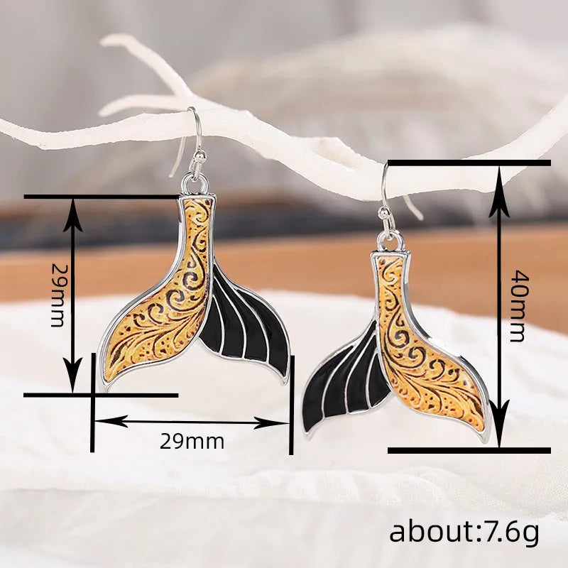 Women's retro-style fishtail earrings with a whale decoration in white gold colour