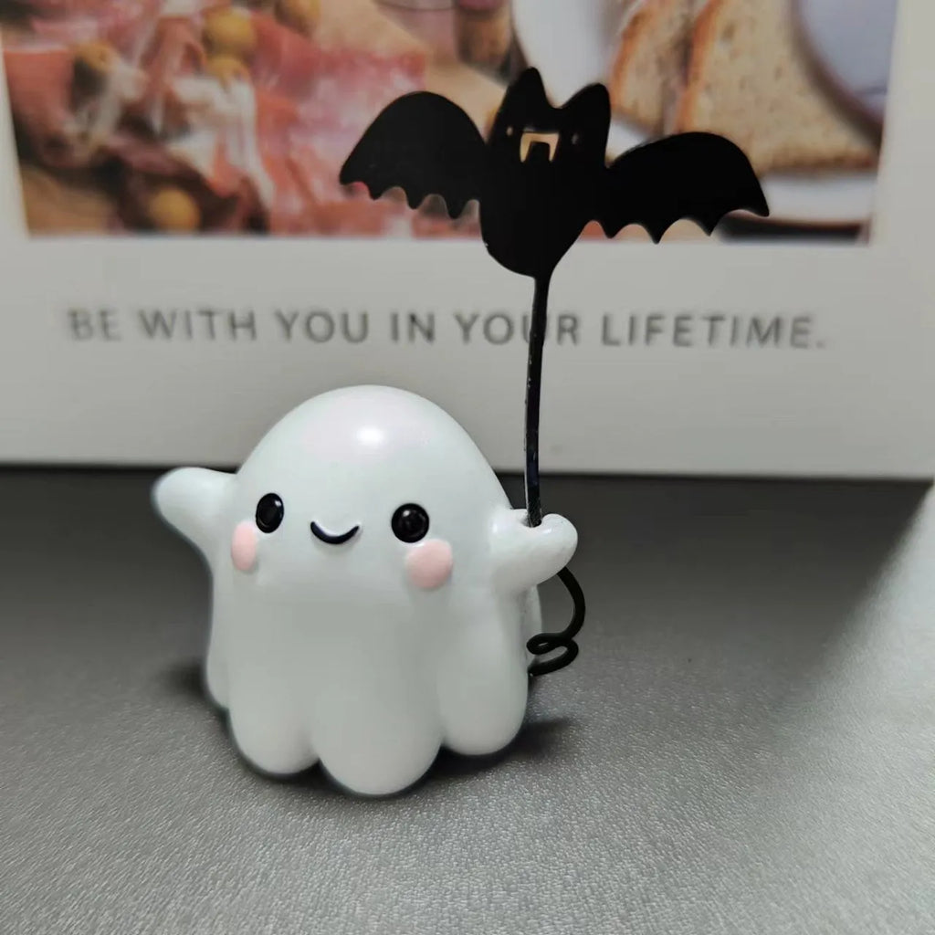 Small resin ghost walking dog Halloween statue ornament measuring 4cm