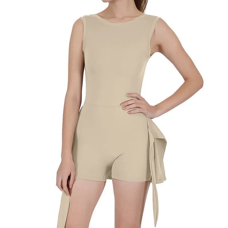 Women's solid colour sports skirt with back shaping design for tennis and athletic activities