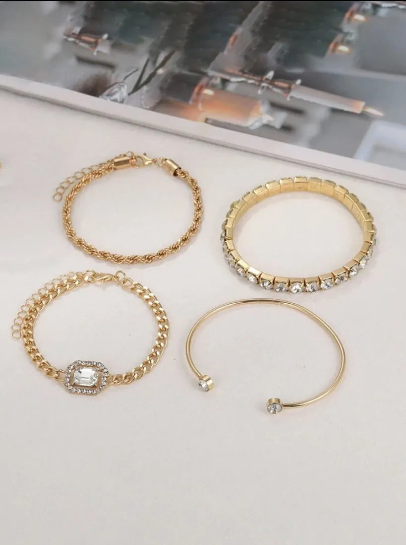 Women's retro-style alloy jewellery set with square diamond charms and chain links in gold or silver.