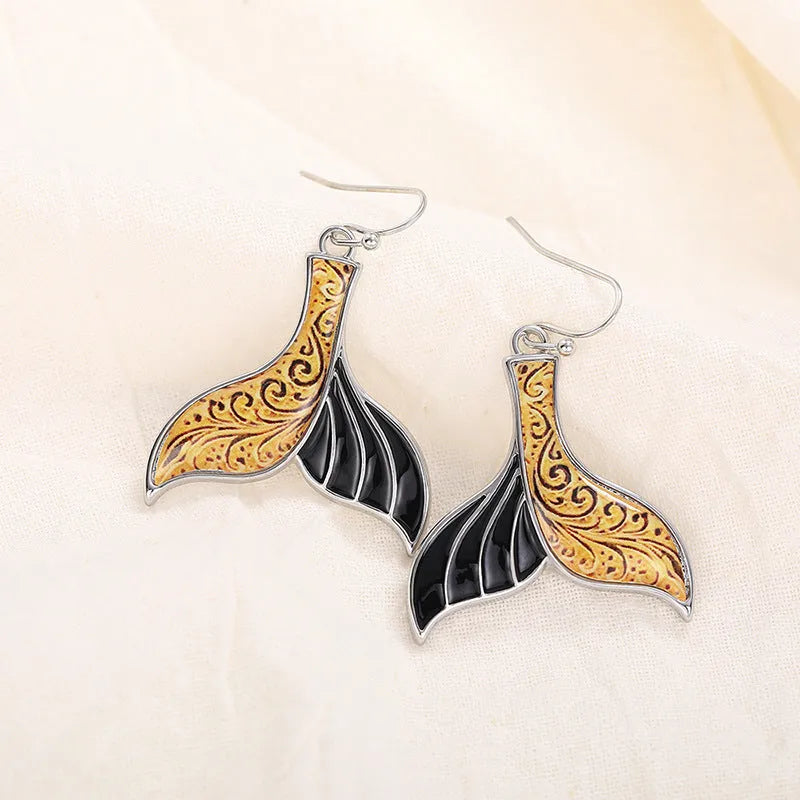 Women's retro-style fishtail earrings with a whale decoration in white gold colour