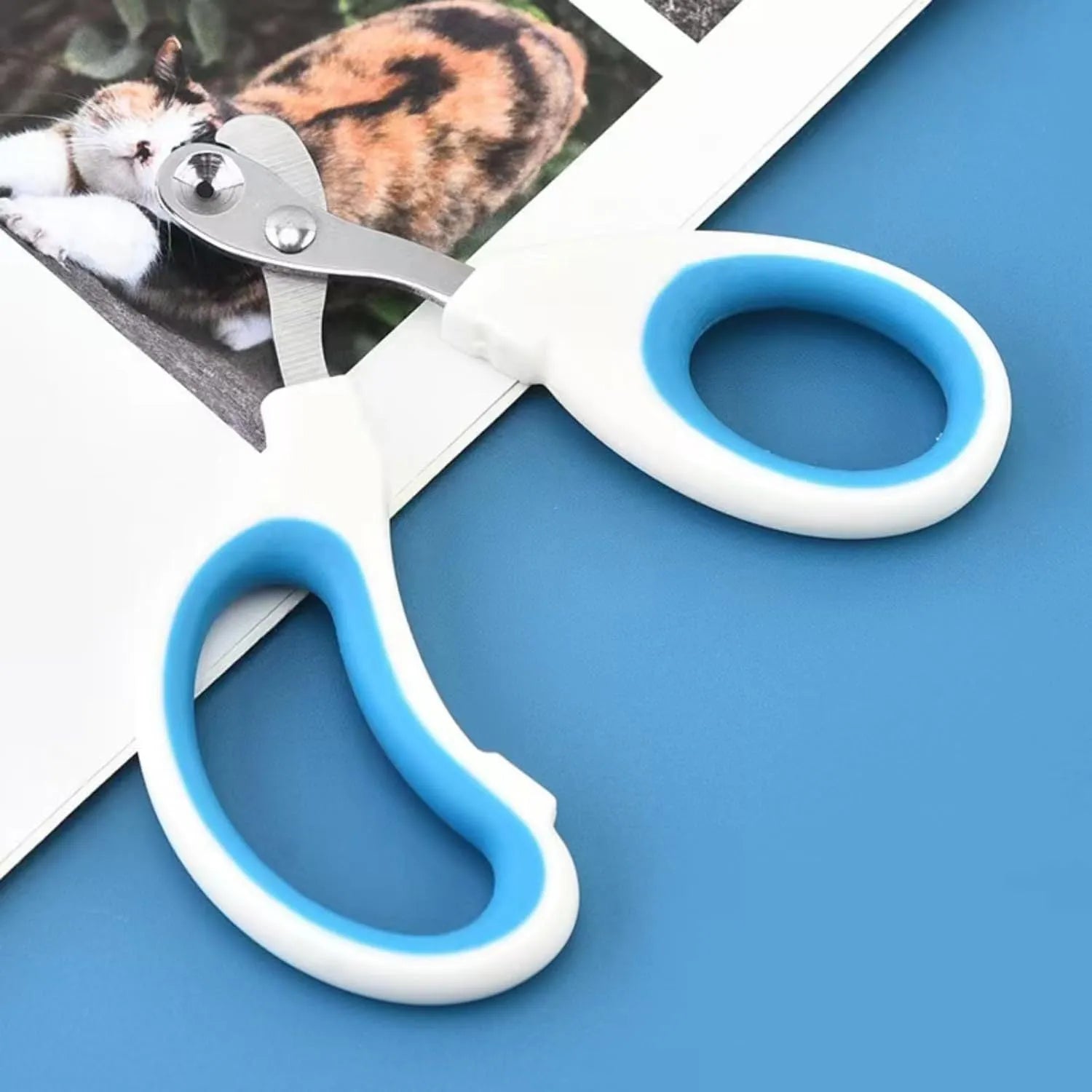 Blue cat nail clippers with circular hole and safety aperture for trimming pet nails