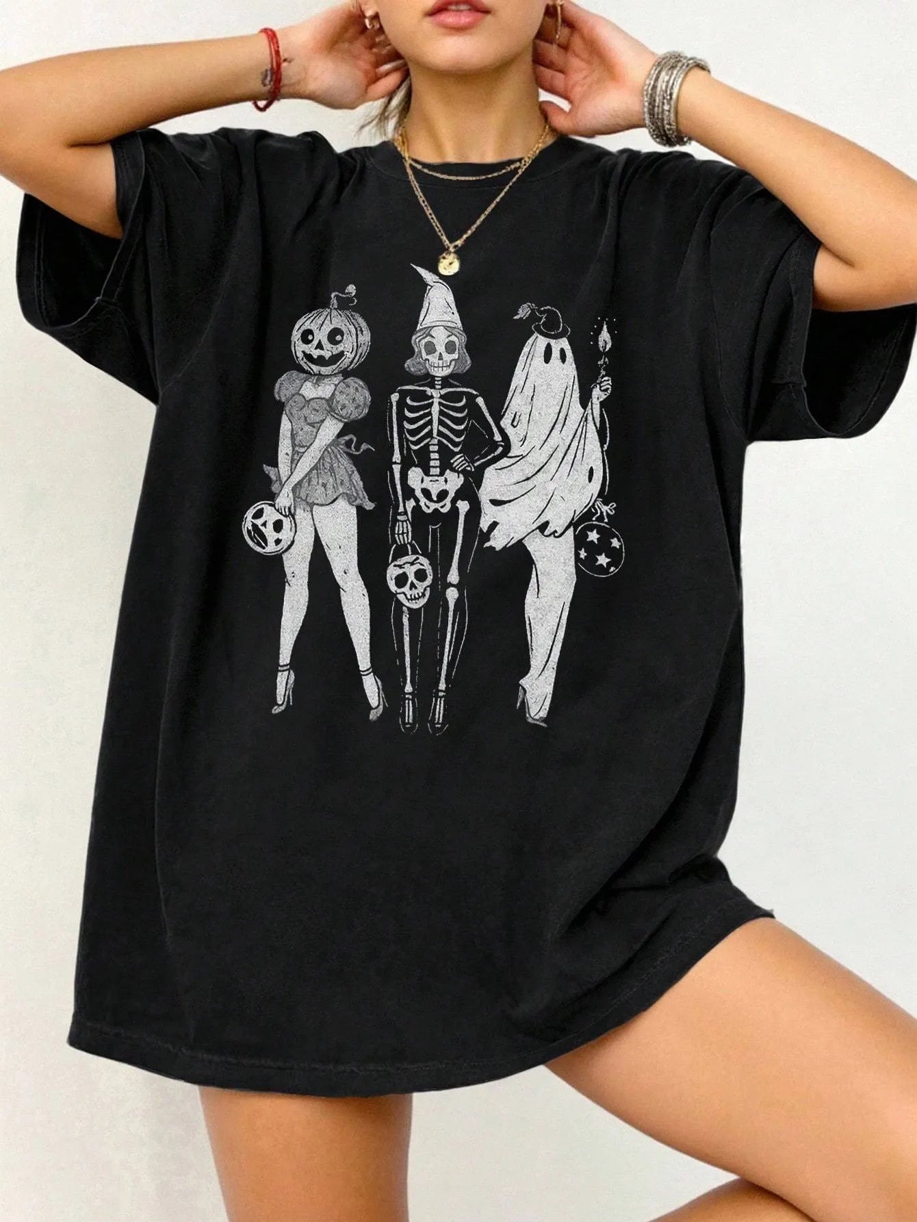Loose fit cotton summer T-shirt in black with short sleeves and round neck collar.